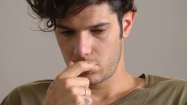 Üzgün ve endişeli yakışıklı delikanlı, yakın çekim