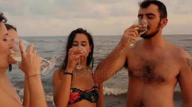  Gün batımında kutlama arkadaş: sahilde kızartma