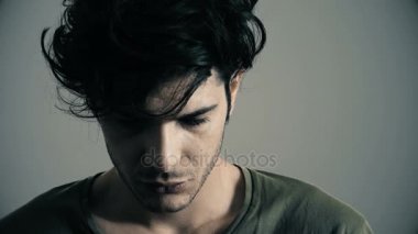 Ciddi kızgın genç adam görünüyor içine kamera, portre kadar kapatın 