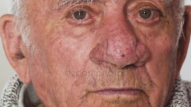 Tristeza y soledad en la vejez: retrato de un anciano deprimido — Vídeos de Stock