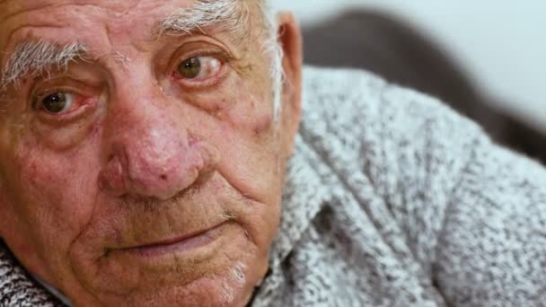 Porträt eines traurigen und nachdenklichen alten Mannes — Stockvideo