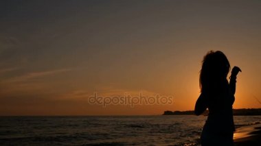 Yalnız kadın silüeti sensually dans bir gün batımı