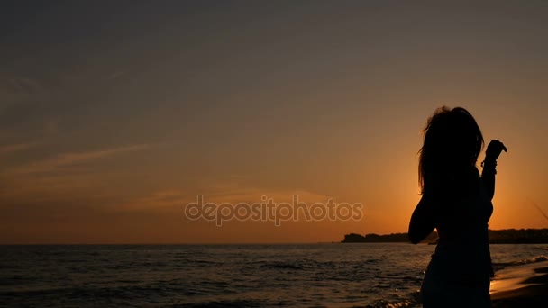 Silhoutte mujer solitaria bailando sensualmente a la puesta del sol — Vídeo de stock