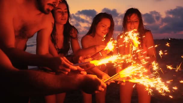 海滩派对在夜晚照明火花： 夏天，幸福，快乐 — 图库视频影像
