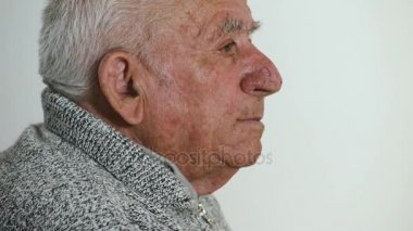 üzgün yalnız yaşlı adam onun çubuk üzerinde dinlenme kamera görünüyor