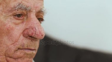 Depresyonda ve üzgün ihtiyar portresi kapatın
