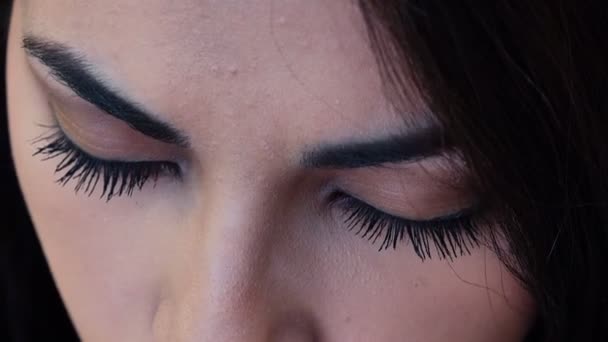 Pensativo triste mujer asiática 's cara abrir sus ojos — Vídeos de Stock