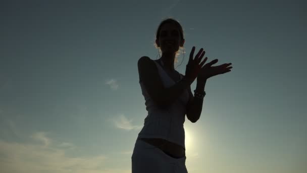 Silueta de mujer sensual bailando al atardecer — Vídeo de stock