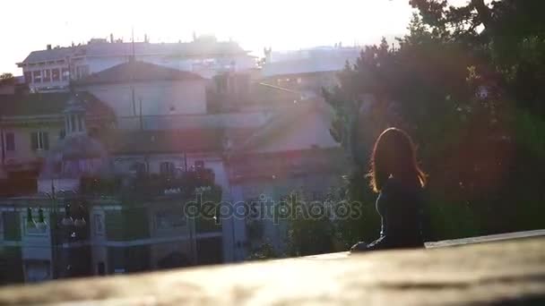 Retrato de mujer solitaria contempla la puesta de sol sobre la ciudad — Vídeo de stock