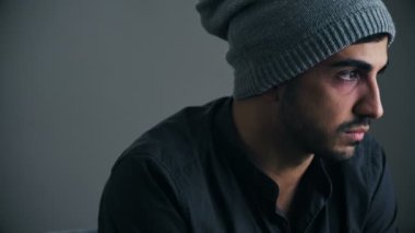 yakışıklı genç adam üzgün ve kapalı depresif