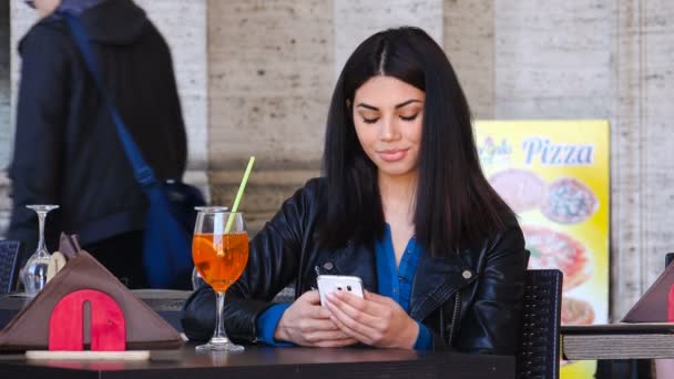 Retrato de la mujer filipina en el bar escribiendo en el teléfono inteligente y beber cóctel — Vídeos de Stock