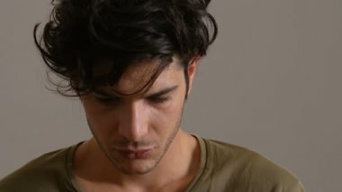 ciddi yakışıklı genç bakan kamera