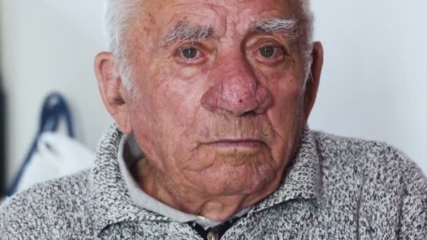 Trieste oude man alleen: eenzaamheid, verdriet, ouderdom — Stockvideo
