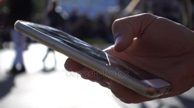 Kadın el smartphone bir gösteri sırasında kullanarak