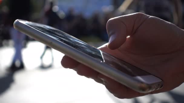 Frauenhand mit Smartphone während einer Demonstration — Stockvideo