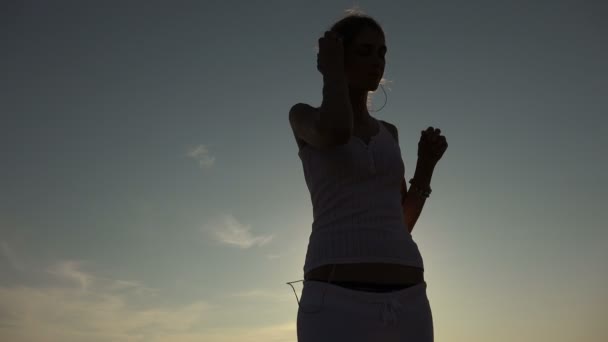 Dansen op de bech bij zonsondergang: zorgeloos, geluk, ontspannen — Stockvideo