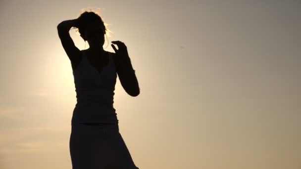 Dancing on the bech at sunset: carefree, happiness, relax — стоковое видео