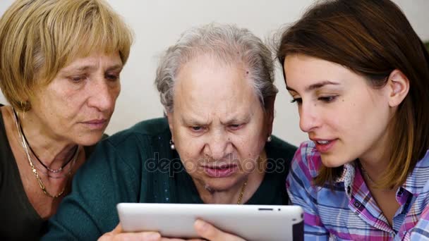 Οικογένεια οι γυναίκες που χρησιμοποιούν tablet μαζί να κάθονται στο σπίτι — Αρχείο Βίντεο