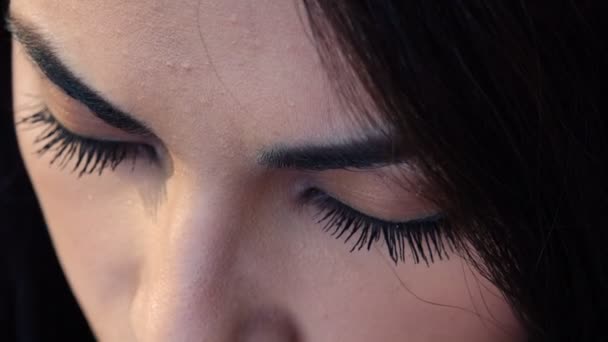 Gros plan portrait de triste jolie asiatique femme ouvrir les yeux — Video