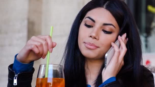 Close-up van portret op mooie Aziatische vrouw praten over het drinken van de telefoon — Stockvideo