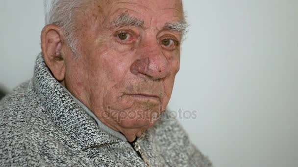 Грустный и одинокий старик смотрит в камеру — стоковое видео