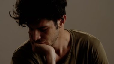 Gölge üzgün ve endişeli genç adam