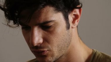 Yoğun ve ciddi göz büyüleyici genç adam