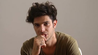 Kamera çekici ve güzel genç adam gülümsüyor