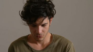 Kızgın ve ciddi bir genç adam kamera bakıyor portre