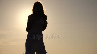 gün batımında dans mutlu güzel kadın