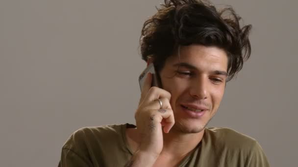 Zrelaksowany przystojny mężczyzna rozmawia przez telefon, z bliska portret — Wideo stockowe