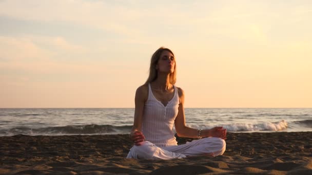 Йога на пляже на закате солнца: отдых, медитация, здравоохранение — стоковое видео