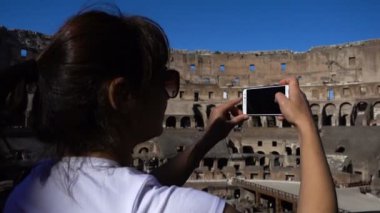 Kolezyum, Roma, İtalya, içindeki resimleri turist alır