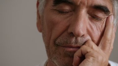 Açılış rahat olgun adam gözleri kapalı