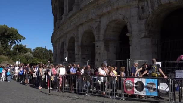 ライン入力、ローマ、イタリアを待っているコロシアムでの人々 の群衆 — ストック動画