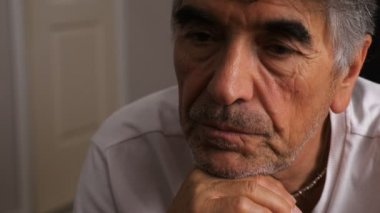 Endişeli ve düşünceli düşünme erkek Olgun