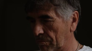 Karanlıkta olgun adam ciddi ve kızgın bakışları