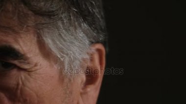İçinde karanlık kapalı olgun ciddi gözleri