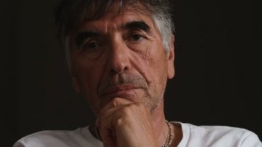 kamera, üzgün ve endişeli olgun seyir yakın çekim