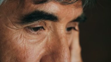 Olgun adam dalgın ve hüzünlü gözleri kapalı