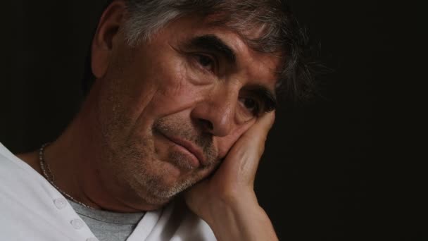 Depressief en triest volwassen man alleen in het donker — Stockvideo