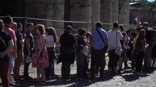 Πορτρέτο του τουρίστες κάνει η γραμμή κάτω από τον ήλιο για να εισαγάγετε το Κολοσσαίο, Ρώμη — Αρχείο Βίντεο