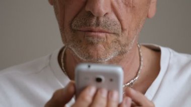 Olgun adam Smartphone'da yazarak üzerinde kapat