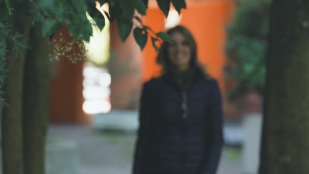 Mujer linda feliz y sonriente en los árboles — Vídeo de stock