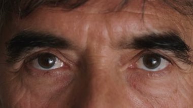 Seriuos olgun adam-makro gaze