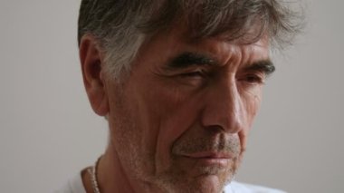 Endişeli ve düşünceli düşünme erkek Olgun