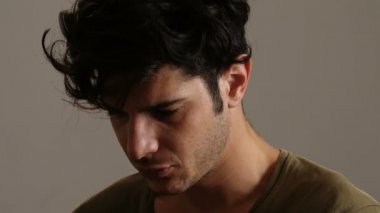 kamera kapalı görünümlü yakışıklı ve seksi genç adam