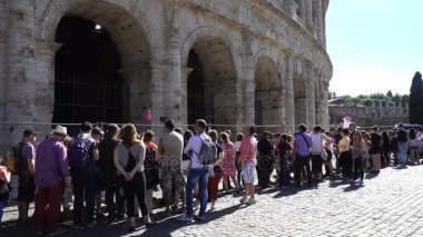 Turist grup portresi yapmak Kolezyum, Roma, İtalya Haziran 2017 girmek üzere satır