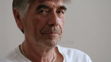 Dalgın yakışıklı olgun adam bakan kamera, portre yakından