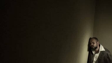 Duvar-karşı kapalı eğilerek depresif ve üzgün iş adamı